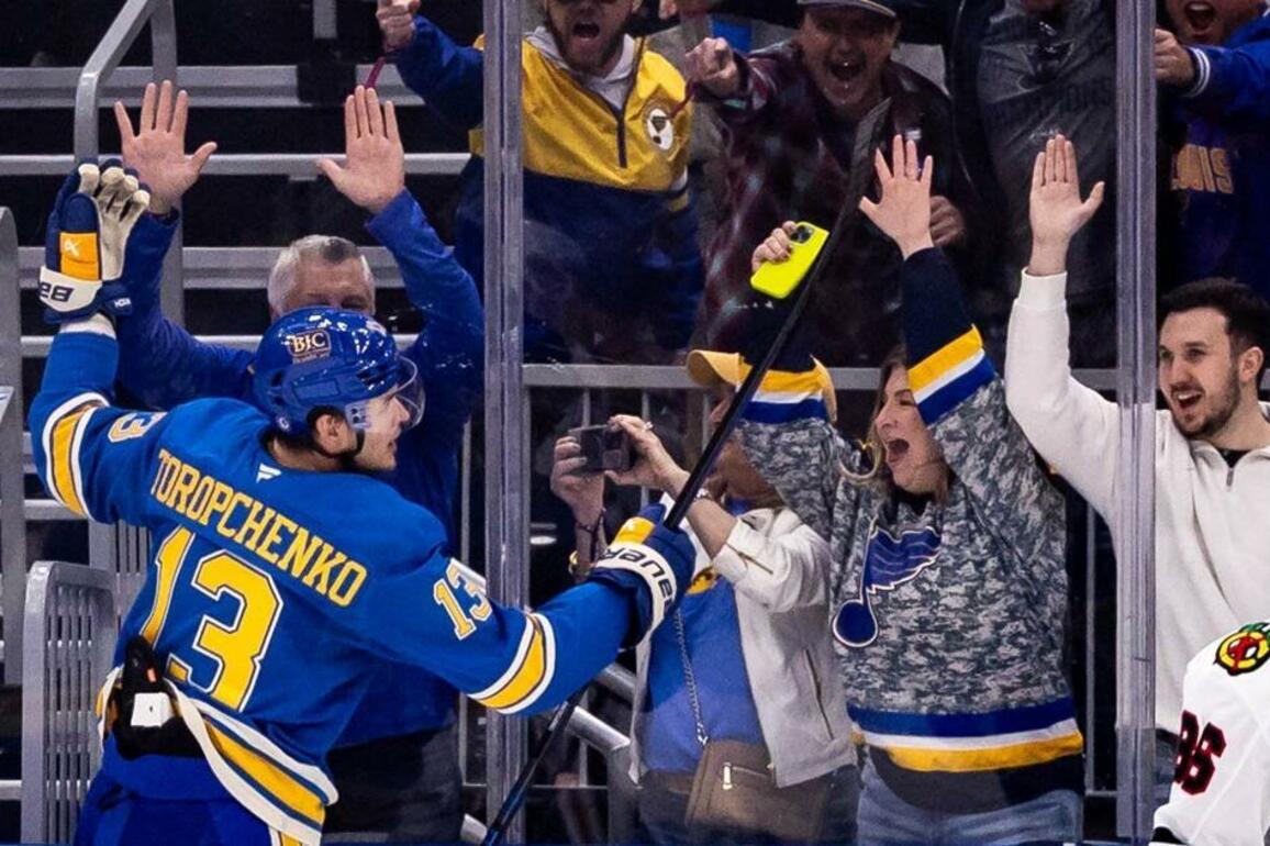 Blues overcome slow start to win fifth straight, beat Blackhawks 4-1