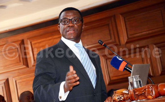 Katikkiro Charles Peter Mayiga aweze okufafaagana n'abo abaatwala Kabaka mu kkooti ku nsonga z'okuwandiisa abantu abali ku ttaka ly'Obwakabaka era n'avumirira ebikolwa bya poliisi omuli okutulugunya abantu wamu n'okutataganya emirimu gya kkooti. Yasinzidde mu Lutuula olusooka olw'olukiiko lwa Buganda olwa 24 e Bulange-Mmengo nga 22/8/2016. Katikkiro Charles Peter Mayiga aweze okufafaagana n'abo abaatwala Kabaka mu kkooti ku nsonga z'okuwandiisa abantu abali ku ttaka ly'Obwakabaka era n'avumirira ebikolwa bya poliisi omuli okutulugunya abantu wamu n'okutataganya emirimu gya kkooti. Yasinzidde mu Lutuula olusooka olw'olukiiko lwa Buganda olwa 24 e Bulange-Mmengo nga 22/8/2016.