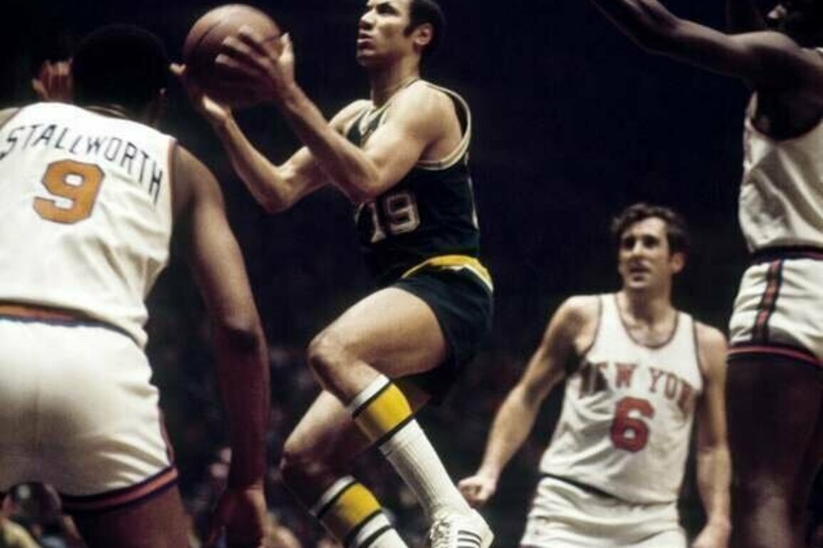 Legendary Hall of Fame player, coach Lenny Wilkens dies at 88
