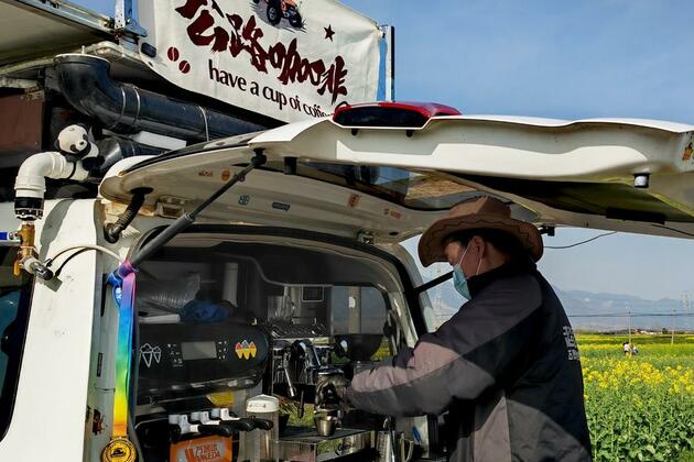 Mobile cafes trending in China's countryside