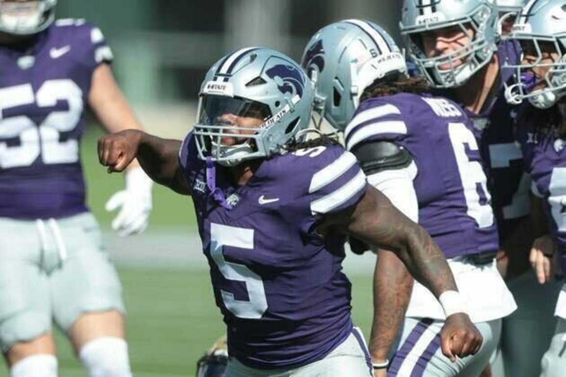 Kansas State forces three turnovers, rolls past UCF 34-20