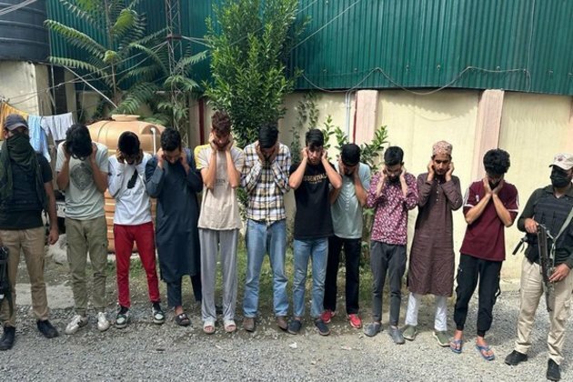 10 hooligans arrested for "vitiating peaceful atmosphere" outside Srinagar's Jamia Masjid