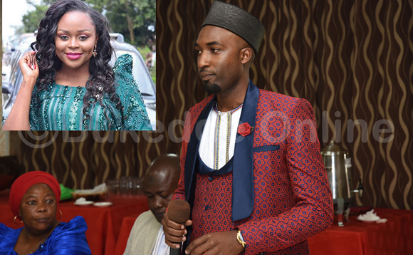 Ssebunnya nga yeebugira okukyala kwe mu maka g'aba Rema e Naguru. Ssebunnya nga yeebugira okukyala kwe mu maka g'aba Rema e Naguru.