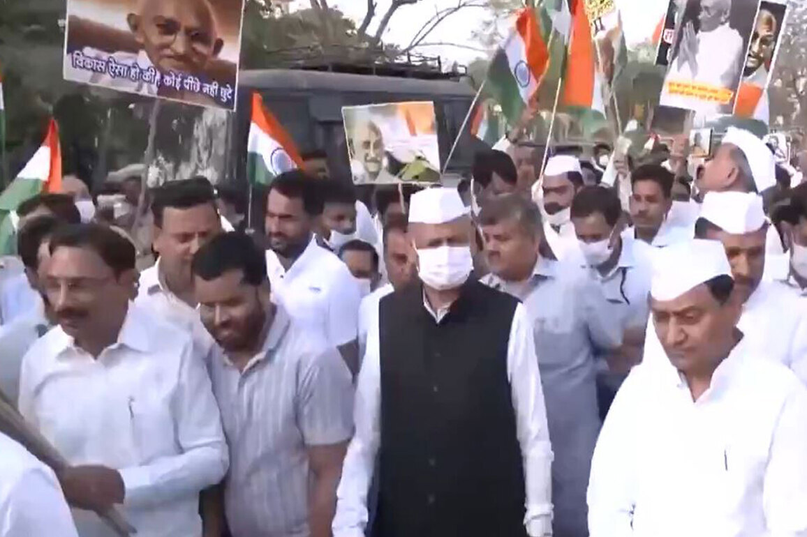 Rajasthan: Congress leader Ashok Gehlot leads silent march on 'Dandi March' anniversary