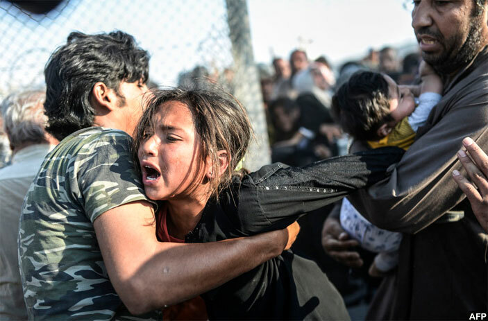  yrians fleeing the war rush through broken down border fences to enter urkish territory near the border crossing at kcakale in anliurfa province on une 14 2015