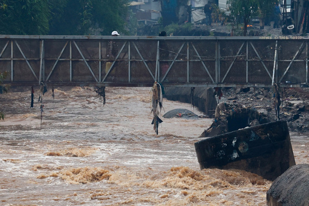 Flash floods kill at least 10 in Kenya amid heavy downpour