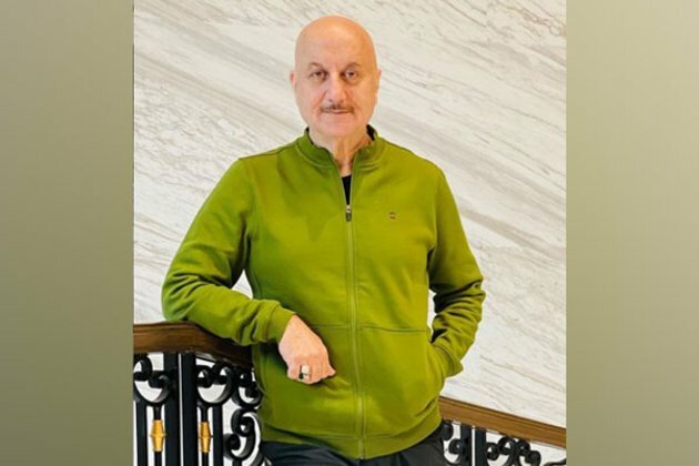 Anupam Kher gives explanation over viral photo