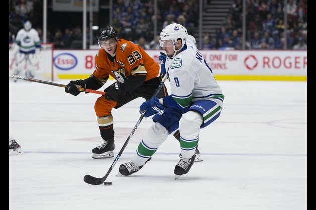 Henrique's two goals help Ducks over Canucks