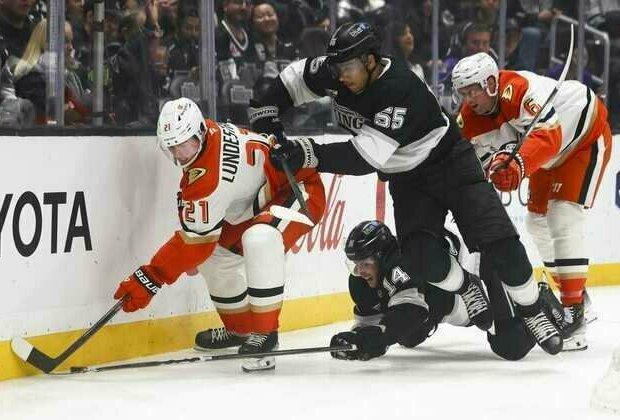 Ducks give up tying goal, but beat Kings in shootout