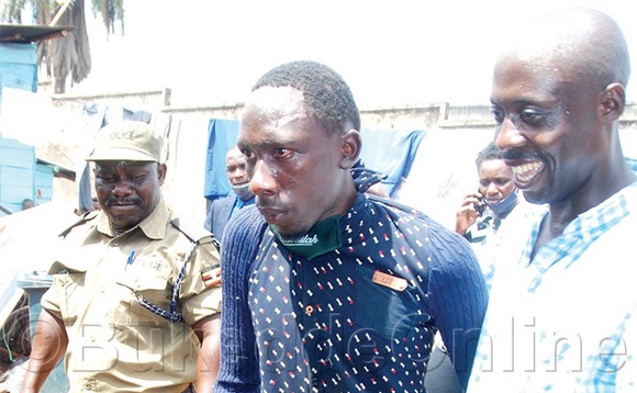 Abaserikale nga batwala omuvubuka gwe baakutte. Abaserikale nga batwala omuvubuka gwe baakutte.