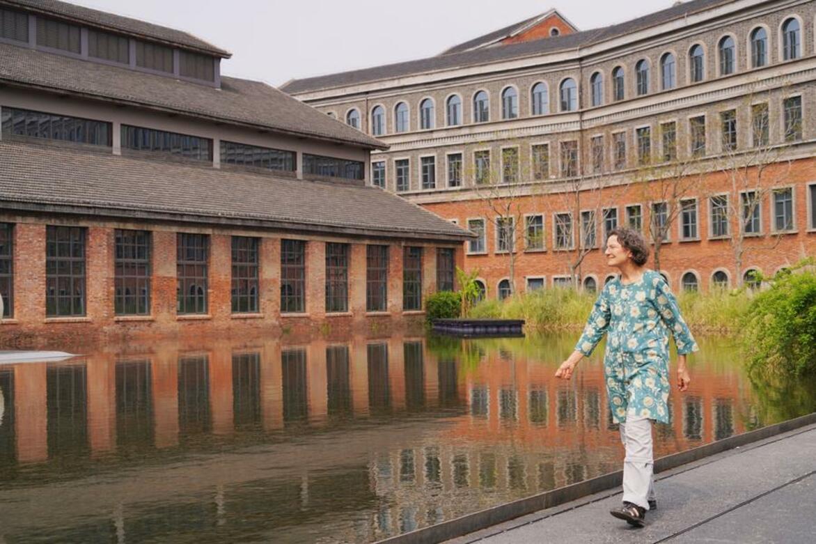 German ceramicist embraces East-meets-West experience in China's "porcelain capital"