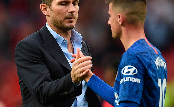 Lampard ng'ayogerako n'omuzannyi we Mount. Lampard ng'ayogerako n'omuzannyi we Mount.