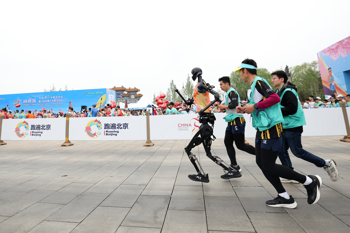 (SP)CHINA-BEIJING-E-TOWN HALF MARATHON AND HUMANOID ROBOTS HALF MARATHON (CN)