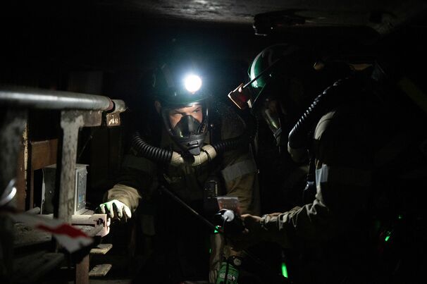 Volunteers undertaking underground mine rescue training.