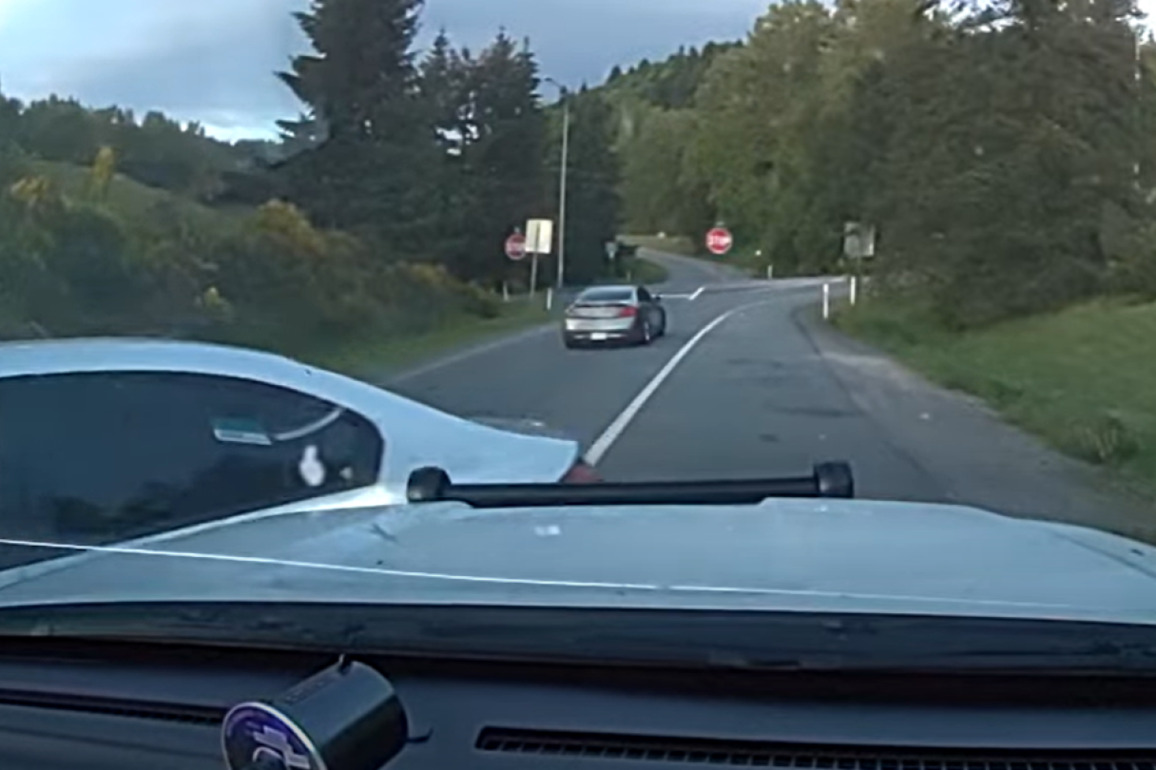 Watch- Driver flees Wash. troopers as brother tries to block pursuit in second car