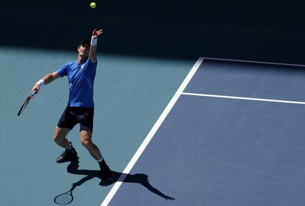 Andy Murray earns rare clay-court win at Madrid