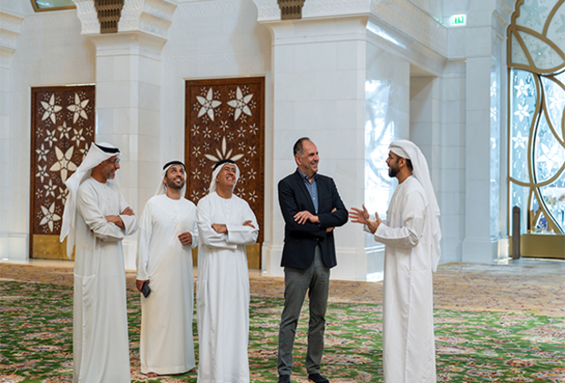 Greek Foreign Minister visits Sheikh Zayed Grand Mosque