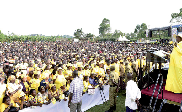 Pulezidenti Museveni mu lukung’aana lwe yakubye ku kyalo Kazinda Ward eky’omu Munisipaali y’e Ishaka mu disitulikiti y’e Bushenyi. Pulezidenti Museveni mu lukung’aana lwe yakubye ku kyalo Kazinda Ward eky’omu Munisipaali y’e Ishaka mu disitulikiti y’e Bushenyi.