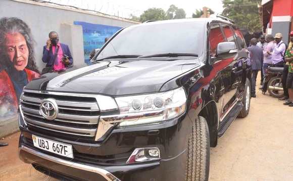 Emmotoka etadde ebitongole bya Gavumenti mu kaseera akazibu ku ngeri gye yayingira mu ggwanga. Emmotoka etadde ebitongole bya Gavumenti mu kaseera akazibu ku ngeri gye yayingira mu ggwanga.