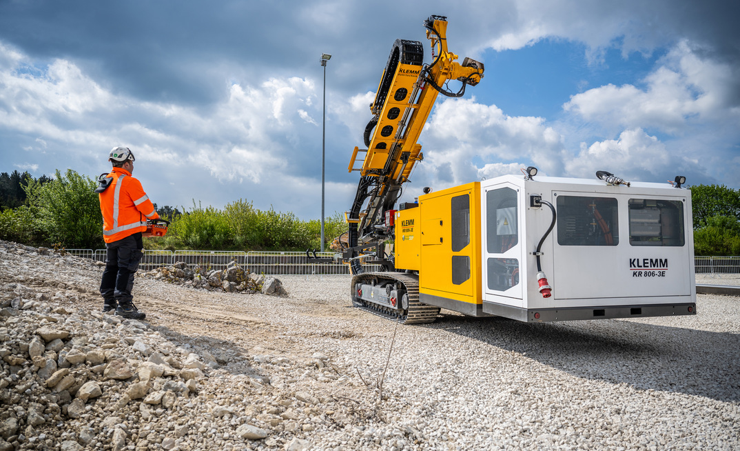 Visitors to the Bauer stand can experience the successor model of the electric-hydraulic Klemm KR 806-3E