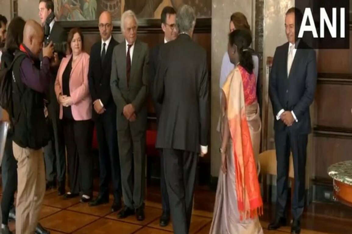President Droupadi Murmu meets Portuguese delegation, signs book of honour