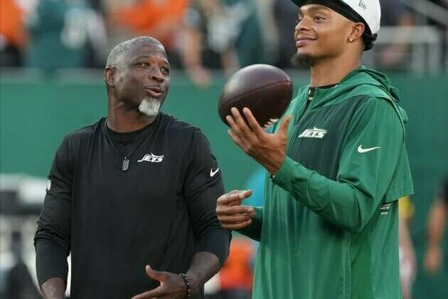 Jets owner blames QB Justin Fields for Aaron Glenn's 0-7 start