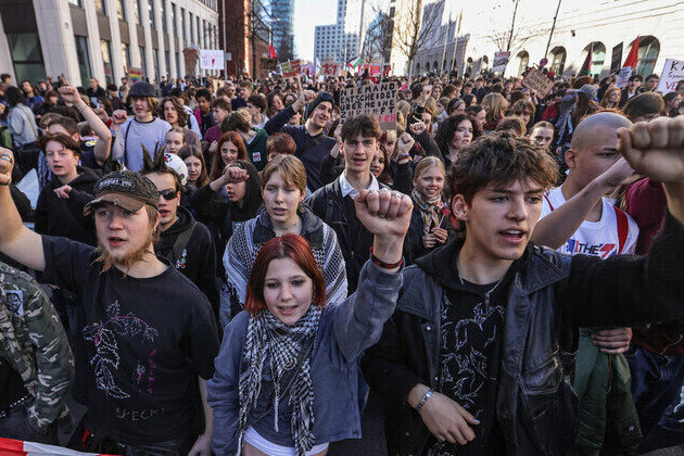 Thousands of students protest against draft in Berlin 