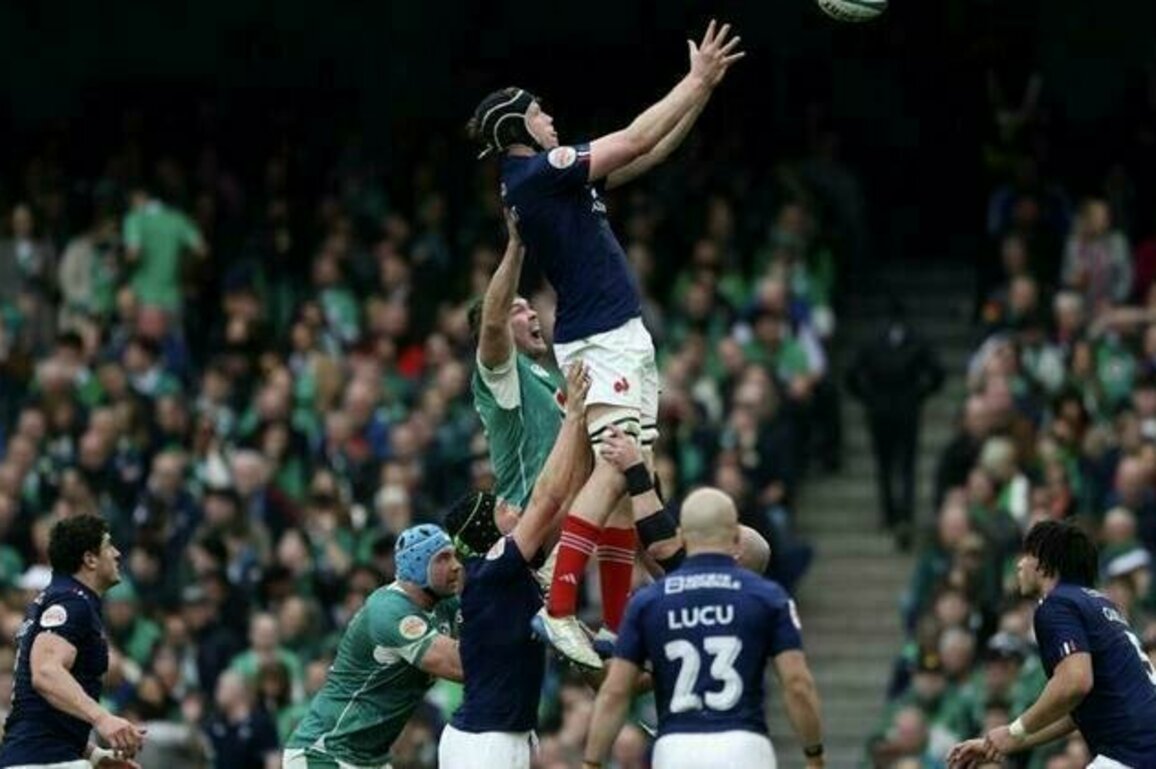 France beat Ireland 42- 27, becoming favourites for Six Nations title