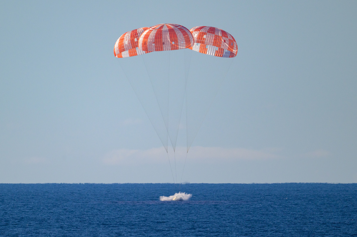 PhotoFlash | NASA's Artemis II splashes down off southern U.S. California coast