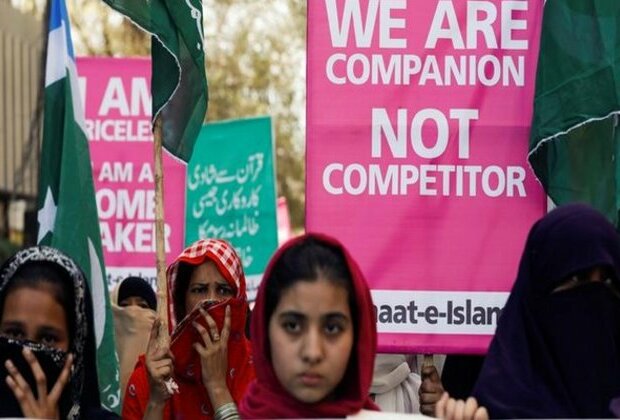 Pakistan: Women stage march demanding release of Haq Do Tehreek chief