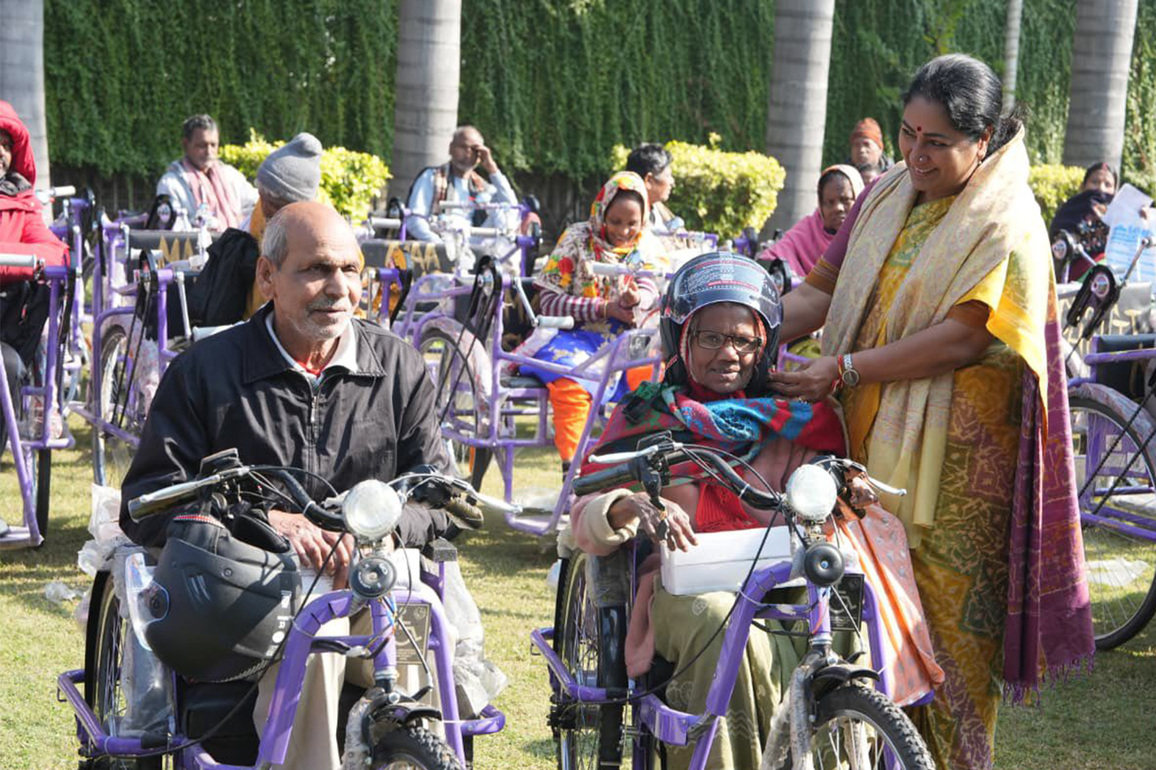 Delhi CM Rekha Gupta visits Rajiv Gandhi Super Speciality Hospital, reviews patient care