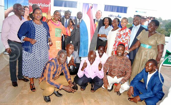 Abawanguzi b'empaka z'omulimi asinga nga basiibulwa mu butongole okugenda e Budaaki Basiibuddwa minisita Christopher Kibazanga n'omumyuuka w'omubaka wa Budaaki mu Uganda Deputy Netherlangs Hens Peter Van der Woude ku mukono ogwabadde ku kitebe kya DFCU e Nakasero. EKIF: HERBERT MUSOKE Abawanguzi b'empaka z'omulimi asinga nga basiibulwa mu butongole okugenda e Budaaki Basiibuddwa minisita Christopher Kibazanga n'omumyuuka w'omubaka wa Budaaki mu Uganda Deputy Netherlangs Hens Peter Van der Woude ku mukono ogwabadde ku kitebe kya DFCU e Nakasero. EKIF: HERBERT MUSOKE