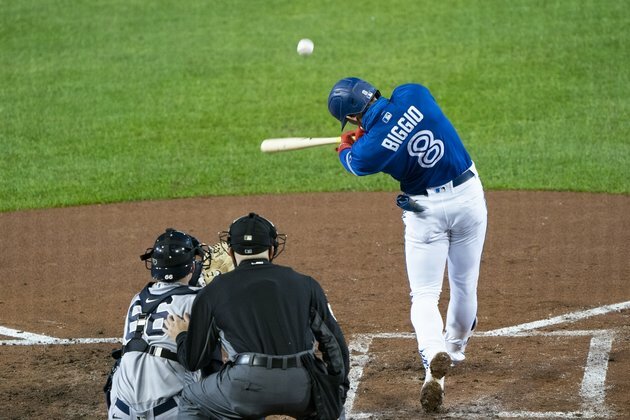 Jays take series from Yanks, seal playoff berth