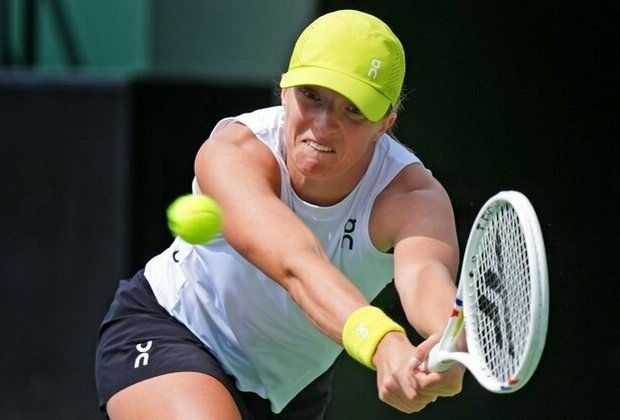 Defending champ Iga Swiatek powers into Indian Wells quarters