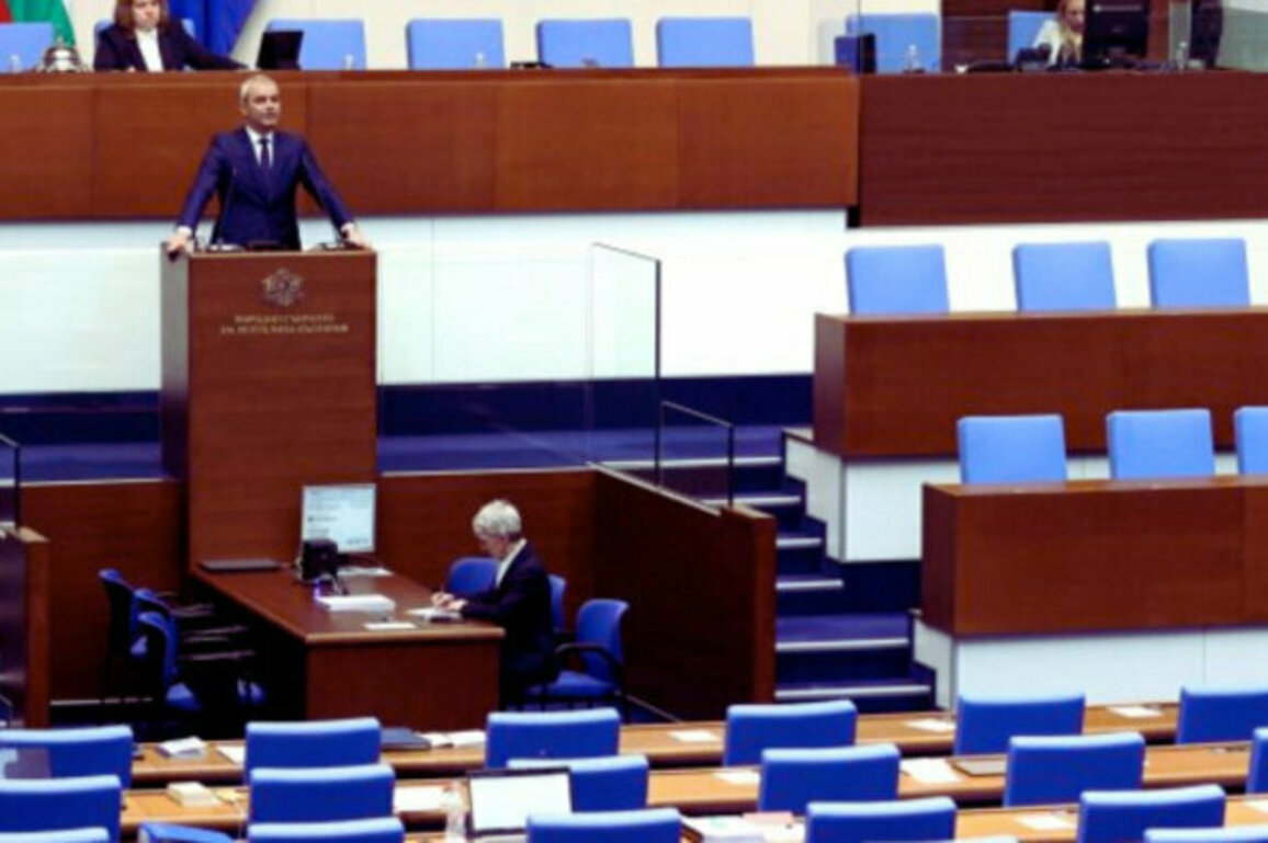 Bulgarian MPs Abandon Hall During Kostadinovs Euro Referendum Speech