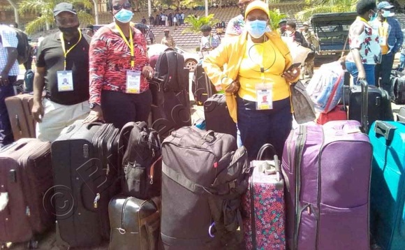 Ababaka abalonde nga basimbye ennyiriri okuyingira bbaasi. Ababaka abalonde nga basimbye ennyiriri okuyingira bbaasi.