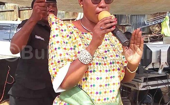 Nakiwala Kiyingi ng'ayogerera mu Ba Yinginiyazi mu Nnyendo Nakiwala Kiyingi ng'ayogerera mu Ba Yinginiyazi mu Nnyendo