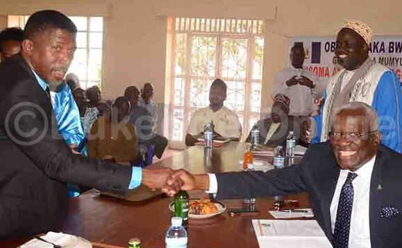 Mmeeya wa Nakawa ng'asika mu mukono gwa Minisita Walusimbi Ssengendo Mmeeya wa Nakawa ng'asika mu mukono gwa Minisita Walusimbi Ssengendo