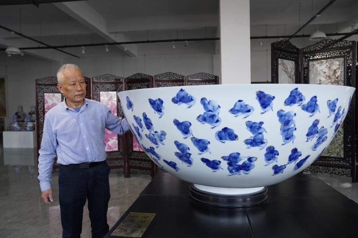 66-year-old artisan dedicated decades to eggshell porcelain in China's "porcelain capital"