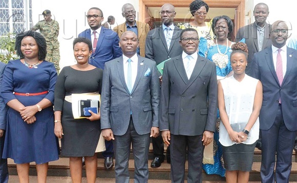 Katikkiro Mayiga (owookusatu ku ddyo) abaavudde mu Gavumenti eya wakati n’ab’e Mmengo.Addiridde Mayiga ku ddyo ye Mumbejja Nassolo. Katikkiro Mayiga (owookusatu ku ddyo) abaavudde mu Gavumenti eya wakati n’ab’e Mmengo.Addiridde Mayiga ku ddyo ye Mumbejja Nassolo.
