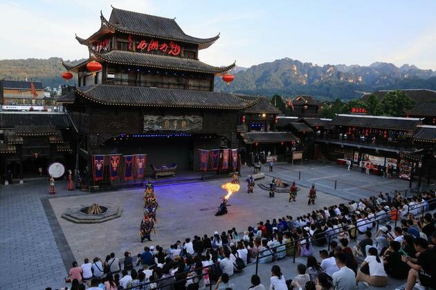Scorching heat fuels China's booming nighttime tourism
