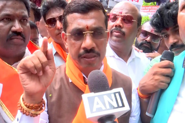 Shiv Sena stages protest outside Pune Municipal Corporation office over civic woes, offers vegetables to officials