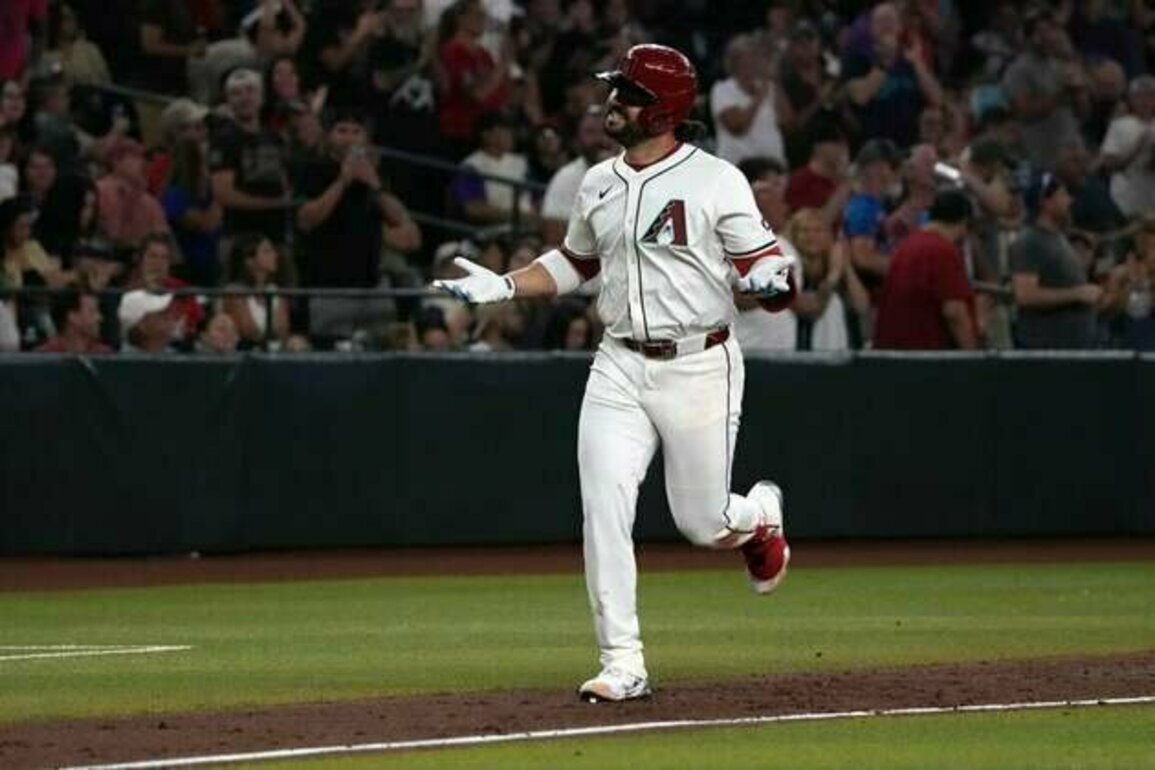 Eugenio Suarez goez deep twice again as D-backs sweep Cardinals