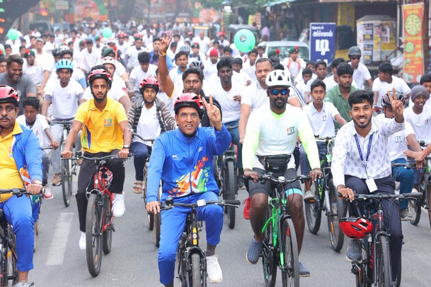 Mansukh Mandaviya leads first anniversary celebrations of Fit India Sundays on Cycle in Puducherry