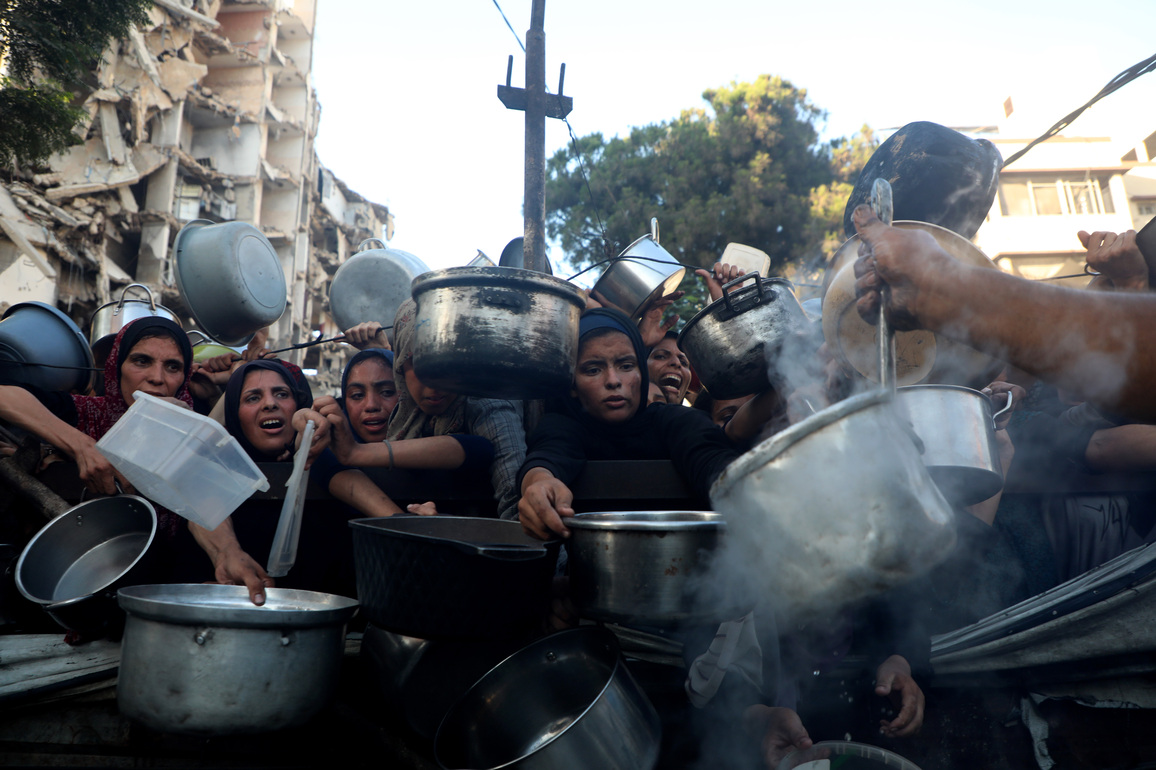 MIDEAST-GAZA CITY-FREE FOOD-HUNGER