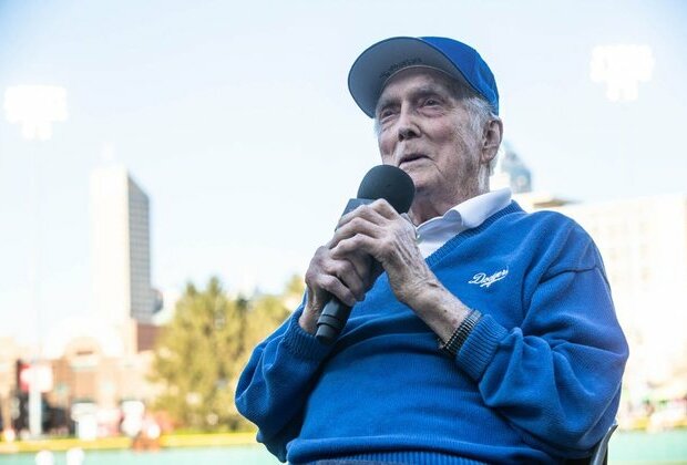 Dodgers great Carl Erskine dies at 97