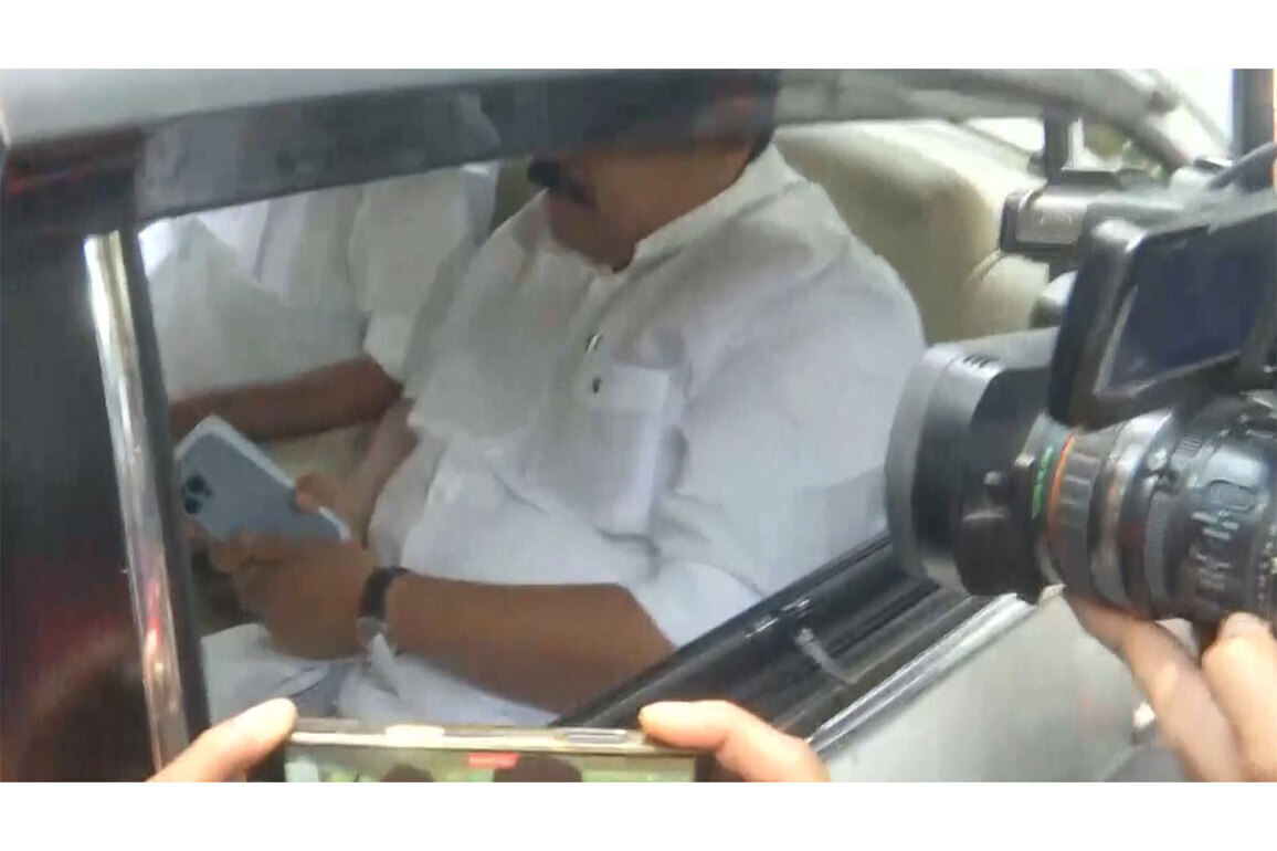 Former Congress Keralam chiefs meet Rahul Gandhi, discussions to elect next CM underway