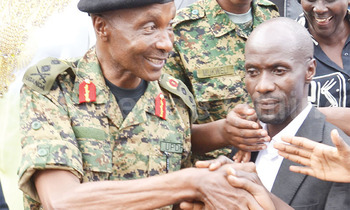 Gen. Kayihura nga yaakafuluma mu kkooti. Gen. Kayihura nga yaakafuluma mu kkooti.