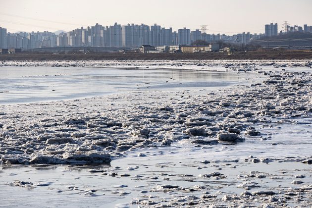 Asia Album: Drifting ice on South Korea's Han River