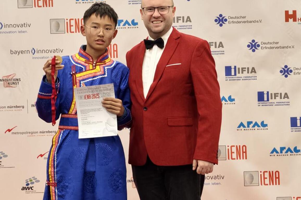 Shining at iENA, Chinese teen's grassroots invention combats desertification